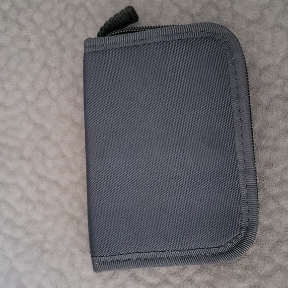 Case Logic USB drive wallet pouch - Picture 2 of 3